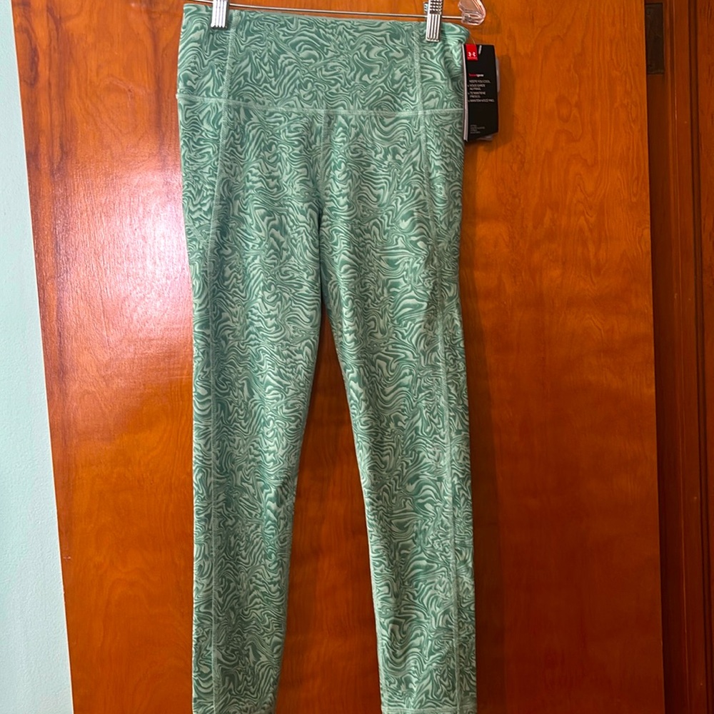 NWT Under Armour heat gear fitted leggings, size S crop